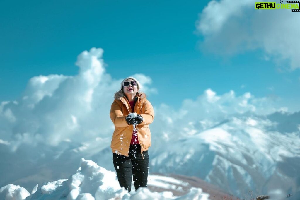 Lakshmi Nakshathra Instagram - Snow, Clouds and November😍 Kashmir at it’s beauty ❤️ #kashmir 📸. @libzalonso #lakshminakshathra #kashmir #kashmirdairies #kashmirtourism #gulmarg