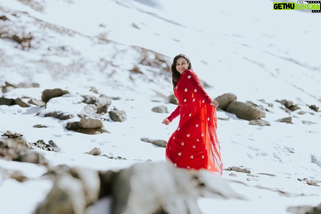 Lakshmi Nakshathra Instagram - Snow, Chiffon Saree and a Background Score 💫 A little more filmy😜 Loving This Snow 💫 📸. @libzalonso Saree @varnudais