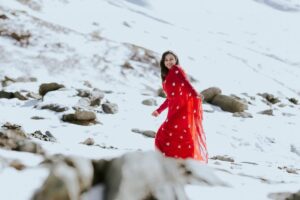 Lakshmi Nakshathra Instagram - Snow, Chiffon  Saree and a Background Score 💫

A little more filmy😜 Loving This Snow 💫

📸. @libzalonso 
Saree @varnudais