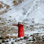 Lakshmi Nakshathra Instagram - Tint of mist, Love for red Saree And little Snow everywhere !💫❤️ 📸. @libzalonso Saree @varnudais #lakshminakshathra #kashmir #kashmirdairies #kashmirtourism #gulmarg
