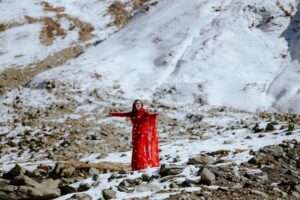 Lakshmi Nakshathra Instagram - Tint of mist,
Love for red Saree
And little Snow everywhere !💫❤️

📸. @libzalonso
Saree @varnudais 

#lakshminakshathra #kashmir #kashmirdairies #kashmirtourism
#gulmarg