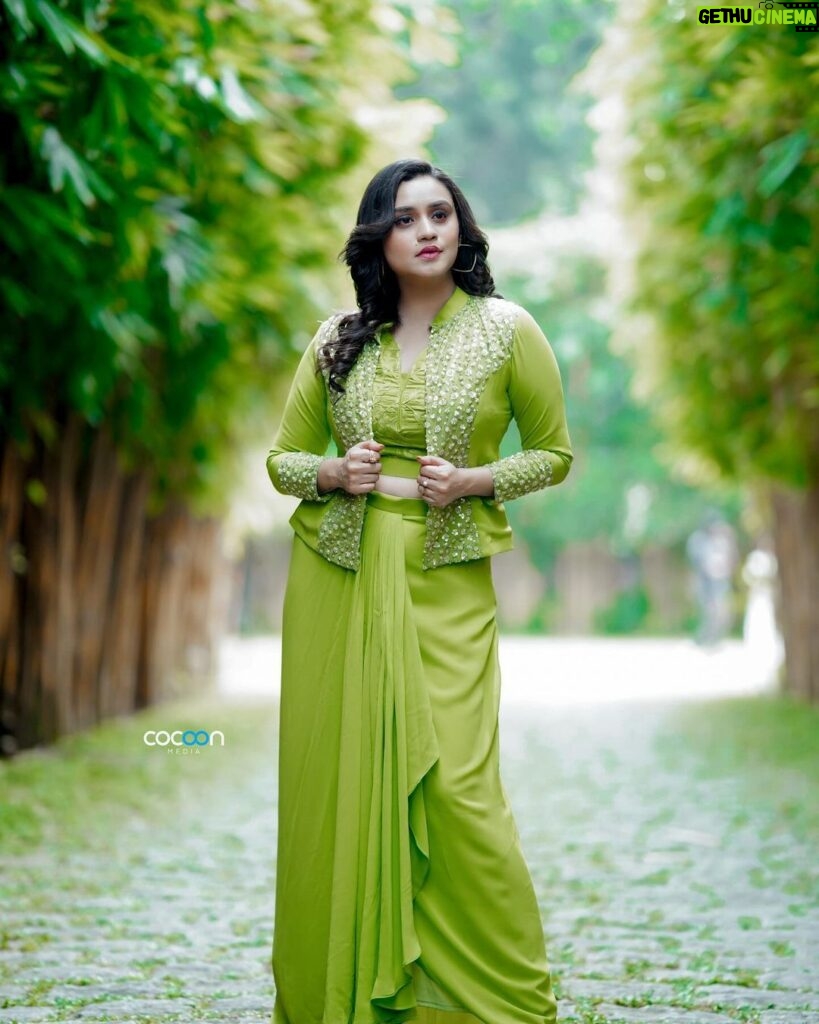 Lakshmi Nakshathra Instagram - Neon green vibes all day, every day. ... Outfit @aneyaa.by.anagha 📸. @malikrahman__ Muah @sindhu_valsan #lakshminakshathra