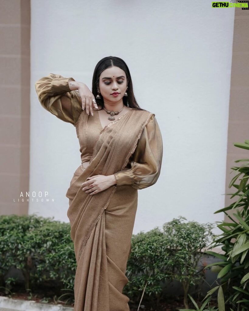 Lakshmi Nakshathra Instagram - My Bindhi ,jhumkas, my tradition, my pride.🤗❤️ 📸 @anoop_lights_own Outfit @milena.atelier Jwlry @srishti_terracottajewellery Muah @sreegeshvasan_makeupartist Styling @stylewithandriya @andriya_nunez #lakshminakshathra