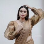 Lakshmi Nakshathra Instagram - My Bindhi ,jhumkas, my tradition, my pride.🤗❤️ 📸 @anoop_lights_own Outfit @milena.atelier Jwlry @srishti_terracottajewellery Muah @sreegeshvasan_makeupartist Styling @stylewithandriya @andriya_nunez #lakshminakshathra