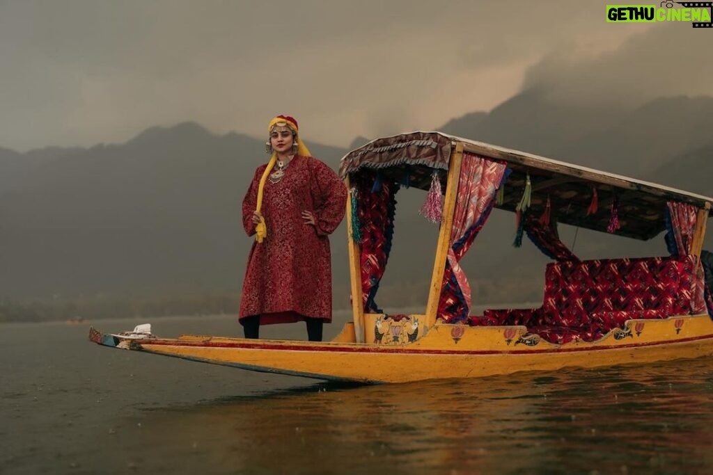 Lakshmi Nakshathra Instagram - Shikara Ride & Reflective Vibes 💫 📸. @libzalonso #lakshminakshathra #kashmir #kashmirtourism #dallake #shikara