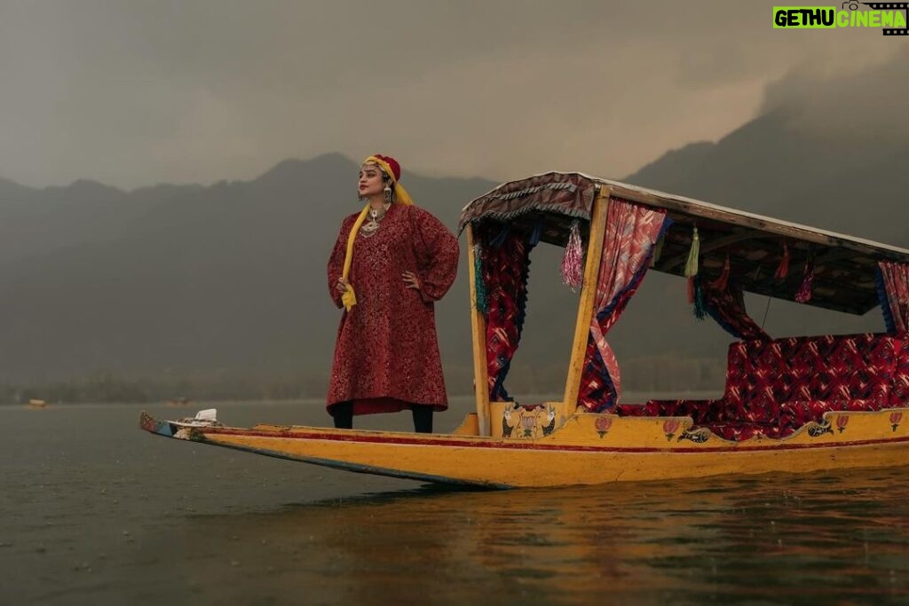 Lakshmi Nakshathra Instagram - Shikara Ride & Reflective Vibes 💫 📸. @libzalonso #lakshminakshathra #kashmir #kashmirtourism #dallake #shikara