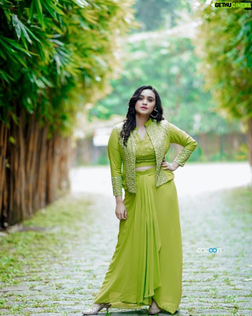 Lakshmi Nakshathra Instagram - Neon green vibes all day, every day. ... Outfit @aneyaa.by.anagha 📸. @malikrahman__ Muah @sindhu_valsan #lakshminakshathra