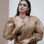Lakshmi Nakshathra Instagram - My Bindhi ,jhumkas, my tradition, my pride.🤗❤️ 📸 @anoop_lights_own Outfit @milena.atelier Jwlry @srishti_terracottajewellery Muah @sreegeshvasan_makeupartist Styling @stylewithandriya @andriya_nunez #lakshminakshathra