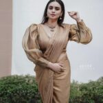 Lakshmi Nakshathra Instagram - My Bindhi ,jhumkas, my tradition, my pride.🤗❤️ 📸 @anoop_lights_own Outfit @milena.atelier Jwlry @srishti_terracottajewellery Muah @sreegeshvasan_makeupartist Styling @stylewithandriya @andriya_nunez #lakshminakshathra