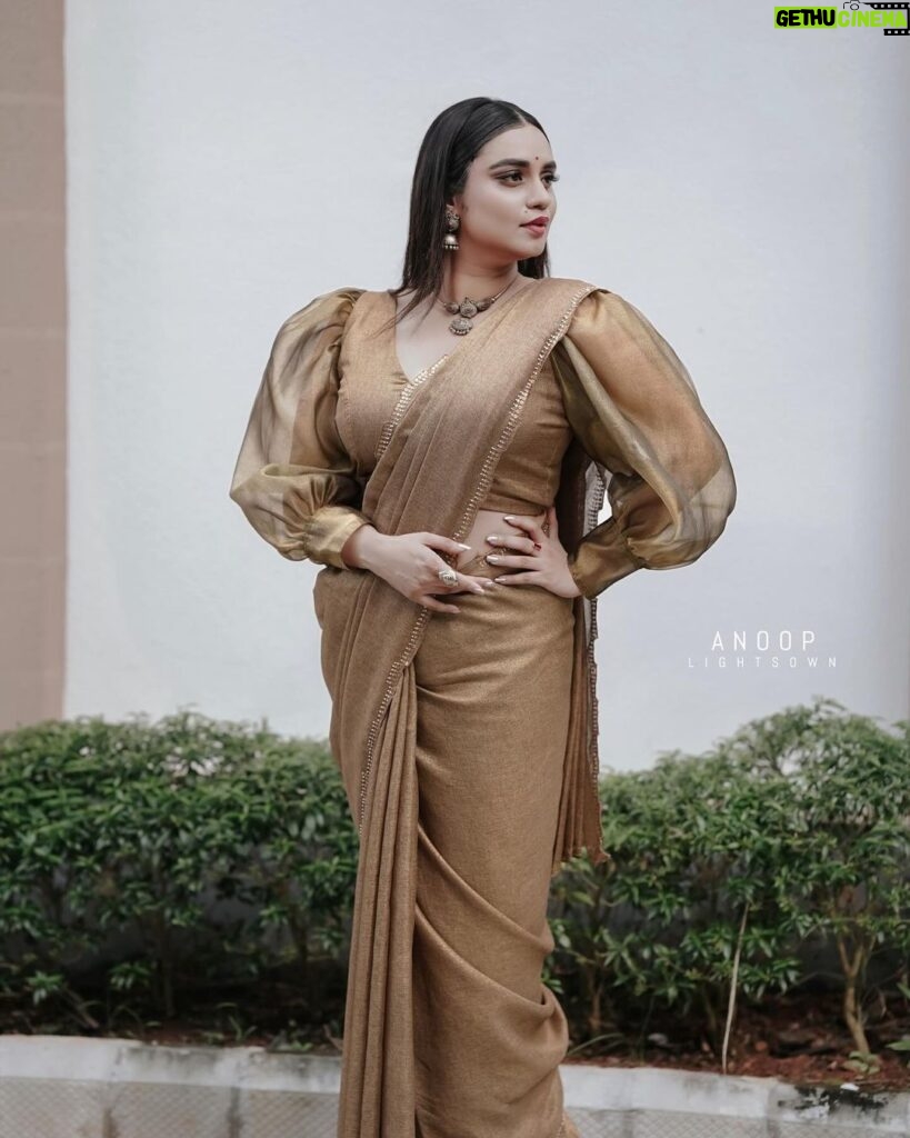 Lakshmi Nakshathra Instagram - My Bindhi ,jhumkas, my tradition, my pride.🤗❤️ 📸 @anoop_lights_own Outfit @milena.atelier Jwlry @srishti_terracottajewellery Muah @sreegeshvasan_makeupartist Styling @stylewithandriya @andriya_nunez #lakshminakshathra