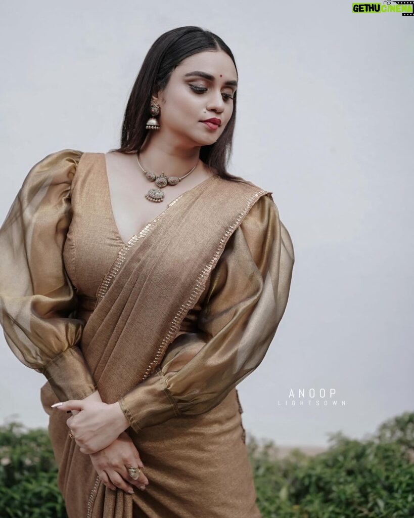 Lakshmi Nakshathra Instagram - My Bindhi ,jhumkas, my tradition, my pride.🤗❤ 📸 @anoop_lights_own Outfit @milena.atelier Jwlry @srishti_terracottajewellery Muah @sreegeshvasan_makeupartist Styling @stylewithandriya @andriya_nunez #lakshminakshathra