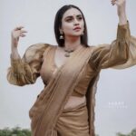 Lakshmi Nakshathra Instagram - My Bindhi ,jhumkas, my tradition, my pride.🤗❤️ 📸 @anoop_lights_own Outfit @milena.atelier Jwlry @srishti_terracottajewellery Muah @sreegeshvasan_makeupartist Styling @stylewithandriya @andriya_nunez #lakshminakshathra