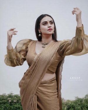 Lakshmi Nakshathra Instagram - My Bindhi ,jhumkas, my tradition, my pride.🤗❤️

📸 @anoop_lights_own 
Outfit @milena.atelier 
Jwlry @srishti_terracottajewellery 
Muah @sreegeshvasan_makeupartist 
Styling @stylewithandriya @andriya_nunez 

#lakshminakshathra
