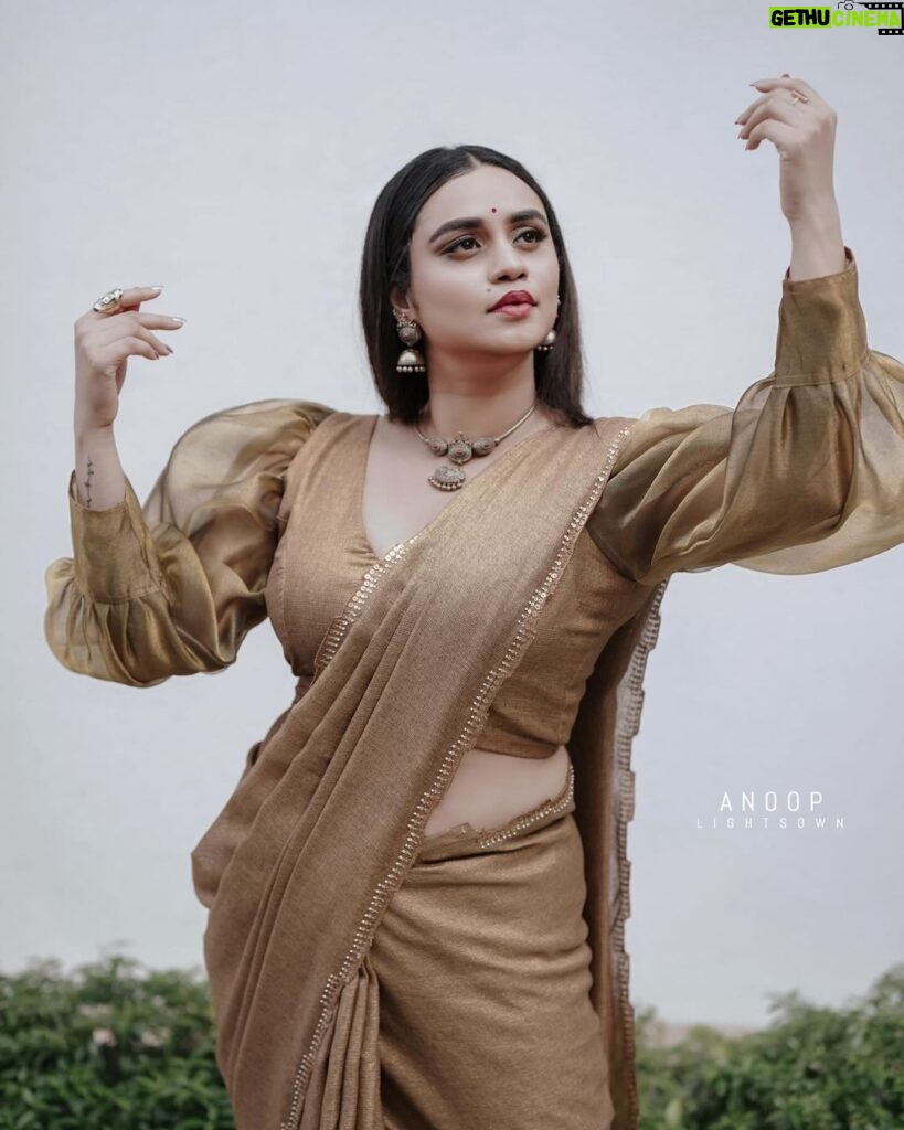 Lakshmi Nakshathra Instagram - My Bindhi ,jhumkas, my tradition, my pride.🤗❤ 📸 @anoop_lights_own Outfit @milena.atelier Jwlry @srishti_terracottajewellery Muah @sreegeshvasan_makeupartist Styling @stylewithandriya @andriya_nunez #lakshminakshathra