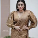 Lakshmi Nakshathra Instagram - My Bindhi ,jhumkas, my tradition, my pride.🤗❤️ 📸 @anoop_lights_own Outfit @milena.atelier Jwlry @srishti_terracottajewellery Muah @sreegeshvasan_makeupartist Styling @stylewithandriya @andriya_nunez #lakshminakshathra