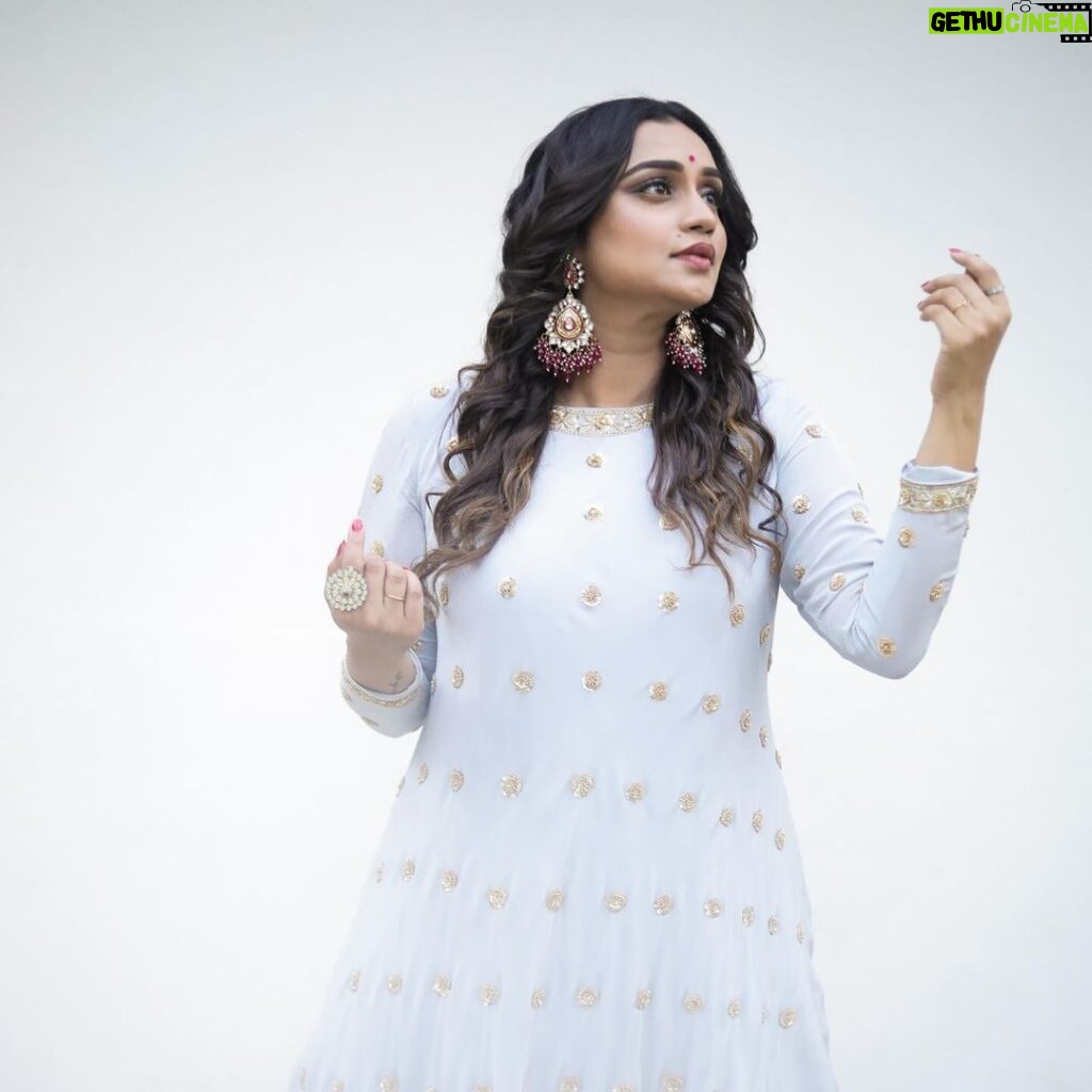 Lakshmi Nakshathra Instagram - My eyes reflect my soul 💫 #lakshminakshathra Outfit @qaleeziya 📸. . @mr.canographers Muah @mukeshmuralimakeover Styling @stylewithandriya @andriya_nunez