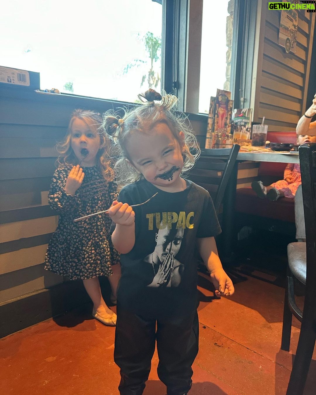 Lala Kent Instagram - When they asked me where I wanted to celebrate my 5th birthday, it was a no brainer. @chilis 🌶️💃🤌