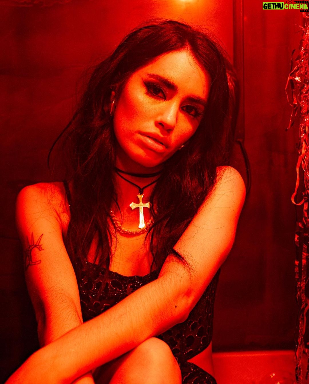 Lali Espósito Instagram - UN MES del lanzamiento de LALI DELUXE con su vinilo y su cortometraje "Mi Fiesta" ❤️🔥🥹 También hoy se cumplen 2 años del lanzamiento de la canción que cambió todo DISCIPLINA! El proceso creativo de este disco y como fue mutando en estos dos años la narrativa me transformaron no saben cuanto! GRACIAS♥️ Viva el POP!!!!!🔥🔥🔥🔥🔥 Siempre.