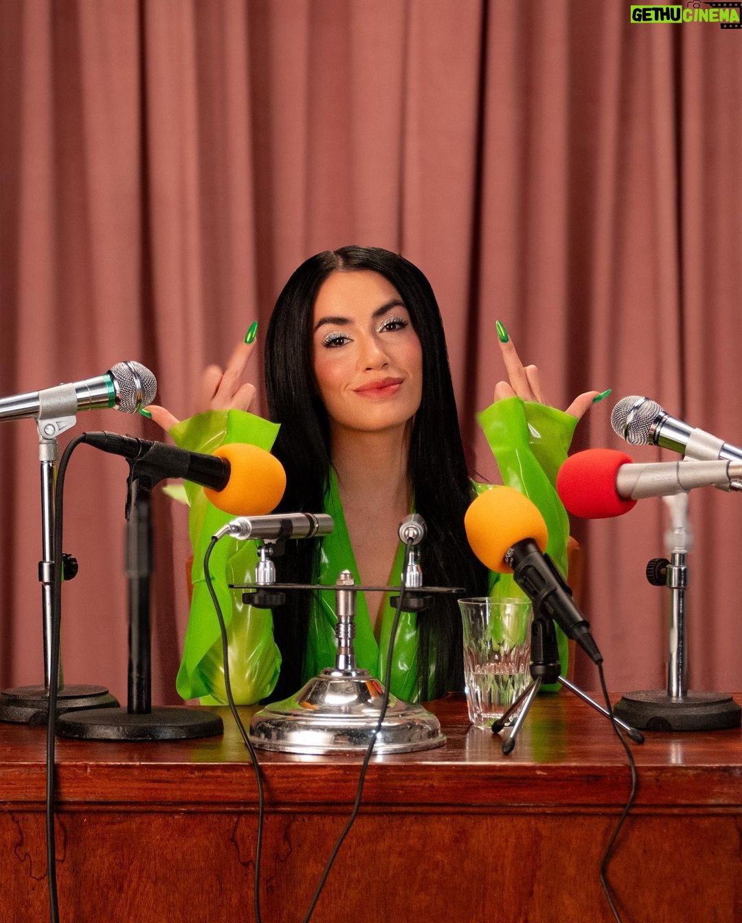 Lali Espósito Instagram - UN MES del lanzamiento de LALI DELUXE con su vinilo y su cortometraje "Mi Fiesta" ❤️🔥🥹 También hoy se cumplen 2 años del lanzamiento de la canción que cambió todo DISCIPLINA! El proceso creativo de este disco y como fue mutando en estos dos años la narrativa me transformaron no saben cuanto! GRACIAS♥️ Viva el POP!!!!!🔥🔥🔥🔥🔥 Siempre.