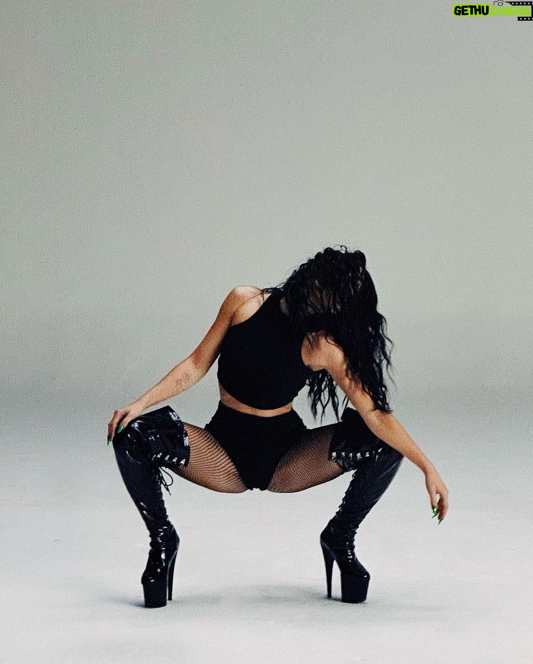 Lali Espósito Instagram - UN MES del lanzamiento de LALI DELUXE con su vinilo y su cortometraje "Mi Fiesta" ❤️🔥🥹 También hoy se cumplen 2 años del lanzamiento de la canción que cambió todo DISCIPLINA! El proceso creativo de este disco y como fue mutando en estos dos años la narrativa me transformaron no saben cuanto! GRACIAS♥️ Viva el POP!!!!!🔥🔥🔥🔥🔥 Siempre.