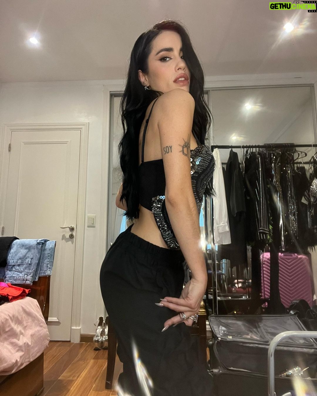 Lali Espósito Instagram - Este mes Saqué el vinilo de LALI deluxe Termine de filmar El Fin del Amor Filme un videoclip de algo que aún no salió Salió mi corto "Mi Fiesta" con dos canciones nuevas Recibí buenas noticias Festeje con amigos Célebre el amor Y una vez más (por vez número 1000 millones) confirme que el arte, el trabajo y los amigos son un remanso en este mundo enloquecido♥️ Gracias siempre a todos los que me dan su amor y apoyan a mi y a mi trabajo así! Besos para todos! 🫶