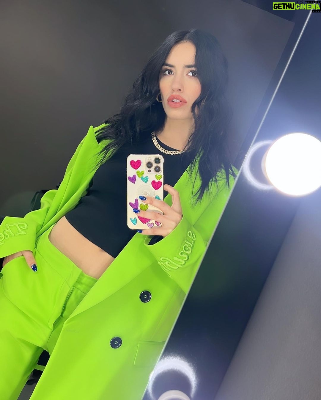 Lali Espósito Instagram - Este mes Saqué el vinilo de LALI deluxe Termine de filmar El Fin del Amor Filme un videoclip de algo que aún no salió Salió mi corto "Mi Fiesta" con dos canciones nuevas Recibí buenas noticias Festeje con amigos Célebre el amor Y una vez más (por vez número 1000 millones) confirme que el arte, el trabajo y los amigos son un remanso en este mundo enloquecido♥️ Gracias siempre a todos los que me dan su amor y apoyan a mi y a mi trabajo así! Besos para todos! 🫶