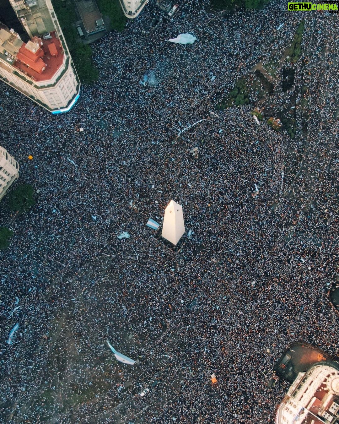 Lali Espósito - 597K Likes - Un año de este día que nos atravesó para siempre!
Nuestro pueblo unido y emocionado.
Que privilegio haber vivido esto. Que privilegio entonar un pedazo de nuestro himno en ese día histórico!
Un tatuaje en el alma de una sensación imposible de poner en palabras🤍
CORONADOS DE GLORIA VIVAMOS🇦🇷