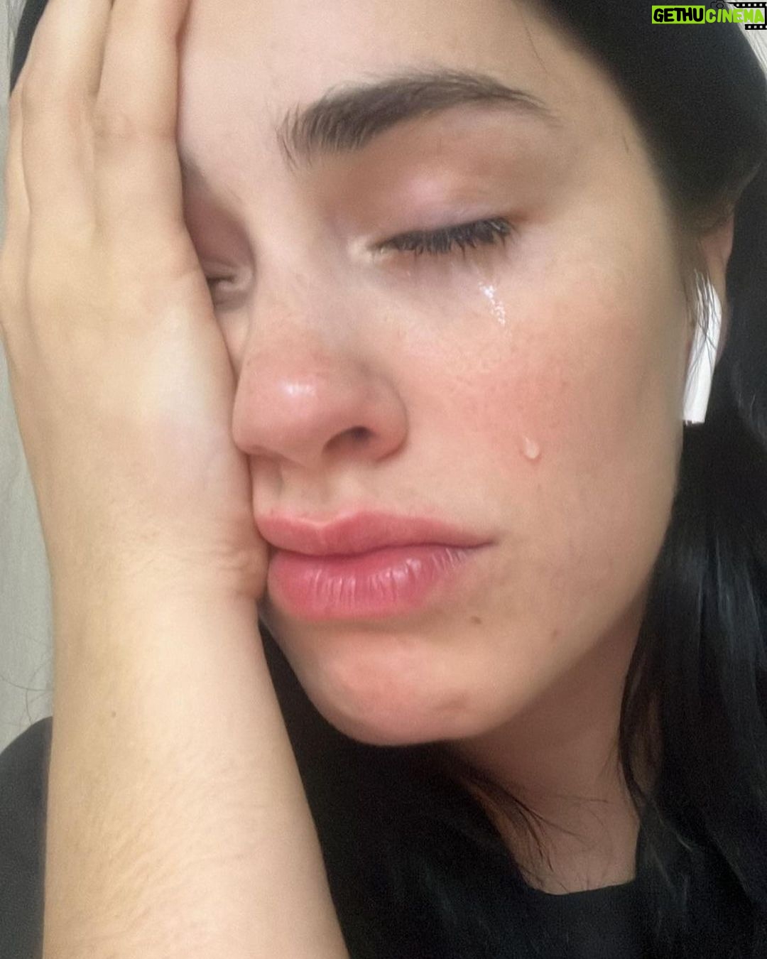 Lali Espósito - 597K Likes - Un año de este día que nos atravesó para siempre!
Nuestro pueblo unido y emocionado.
Que privilegio haber vivido esto. Que privilegio entonar un pedazo de nuestro himno en ese día histórico!
Un tatuaje en el alma de una sensación imposible de poner en palabras🤍
CORONADOS DE GLORIA VIVAMOS🇦🇷