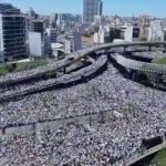 Lali Espósito Instagram - Un año de este día que nos atravesó para siempre! Nuestro pueblo unido y emocionado. Que privilegio haber vivido esto. Que privilegio entonar un pedazo de nuestro himno en ese día histórico! Un tatuaje en el alma de una sensación imposible de poner en palabras🤍 CORONADOS DE GLORIA VIVAMOS🇦🇷
