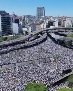Lali Espósito Instagram - Un año de este día que nos atravesó para siempre! 

Nuestro pueblo unido y emocionado. 
Que privilegio haber vivido esto. Que privilegio entonar un pedazo de nuestro himno en ese día histórico! 
Un tatuaje en el alma de una sensación imposible de poner en palabras🤍

CORONADOS DE GLORIA VIVAMOS🇦🇷