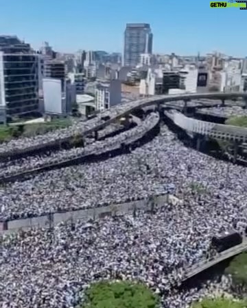 Lali Espósito - 597K Likes - Un año de este día que nos atravesó para siempre!
Nuestro pueblo unido y emocionado.
Que privilegio haber vivido esto. Que privilegio entonar un pedazo de nuestro himno en ese día histórico!
Un tatuaje en el alma de una sensación imposible de poner en palabras🤍
CORONADOS DE GLORIA VIVAMOS🇦🇷