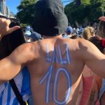 Lali Espósito Instagram - Un año de este día que nos atravesó para siempre! Nuestro pueblo unido y emocionado. Que privilegio haber vivido esto. Que privilegio entonar un pedazo de nuestro himno en ese día histórico! Un tatuaje en el alma de una sensación imposible de poner en palabras🤍 CORONADOS DE GLORIA VIVAMOS🇦🇷