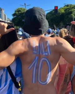 Lali Espósito Instagram - Un año de este día que nos atravesó para siempre! Nuestro pueblo unido y emocionado. Que privilegio haber vivido esto. Que privilegio entonar un pedazo de nuestro himno en ese día histórico! Un tatuaje en el alma de una sensación imposible de poner en palabras🤍 CORONADOS DE GLORIA VIVAMOS🇦🇷
