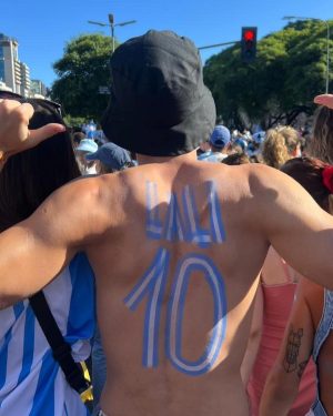 Lali Espósito Instagram - Un año de este día que nos atravesó para siempre! 

Nuestro pueblo unido y emocionado. 
Que privilegio haber vivido esto. Que privilegio entonar un pedazo de nuestro himno en ese día histórico! 
Un tatuaje en el alma de una sensación imposible de poner en palabras🤍

CORONADOS DE GLORIA VIVAMOS🇦🇷