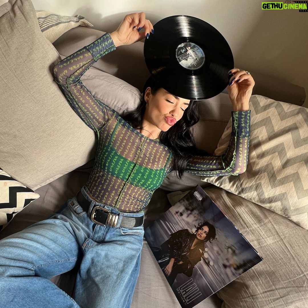Lali Espósito Instagram - SALIOOOOOOOOOO EL VINILO de #LALIDELUXE con dos canciones inéditas "Baum Baum" y "Corazón Perdido" 🤍 Ya lo pueden conseguir, Amores! La alegria es TOTAL🥹♥️🇦🇷💿🎵🔥 Esta es una de las piezas que más me emociona haber hecho! Es para ustedes! Regalito antes de la navidad 😏