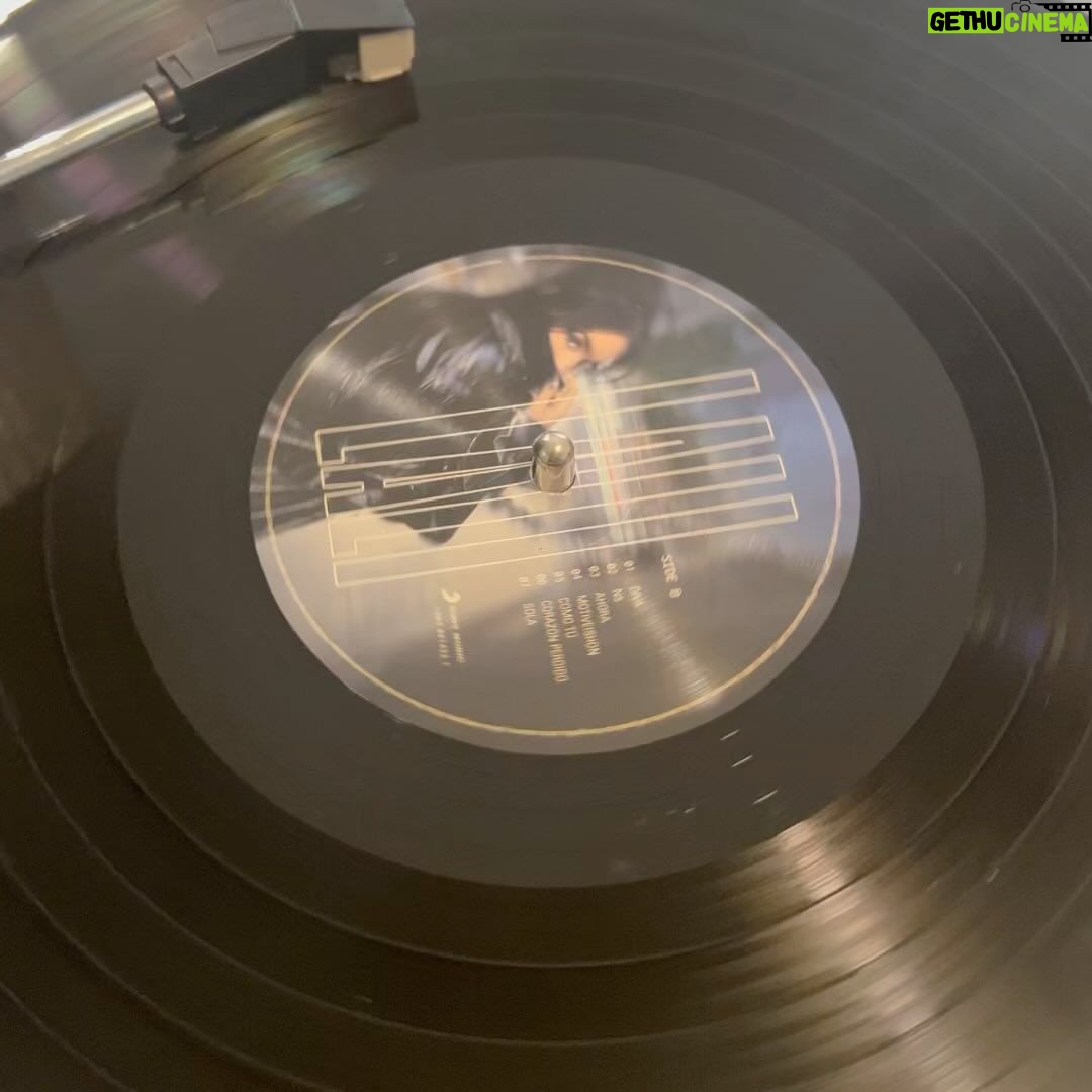 Lali Espósito Instagram - SALIOOOOOOOOOO EL VINILO de #LALIDELUXE con dos canciones inéditas "Baum Baum" y "Corazón Perdido" 🤍 Ya lo pueden conseguir, Amores! La alegria es TOTAL🥹♥️🇦🇷💿🎵🔥 Esta es una de las piezas que más me emociona haber hecho! Es para ustedes! Regalito antes de la navidad 😏
