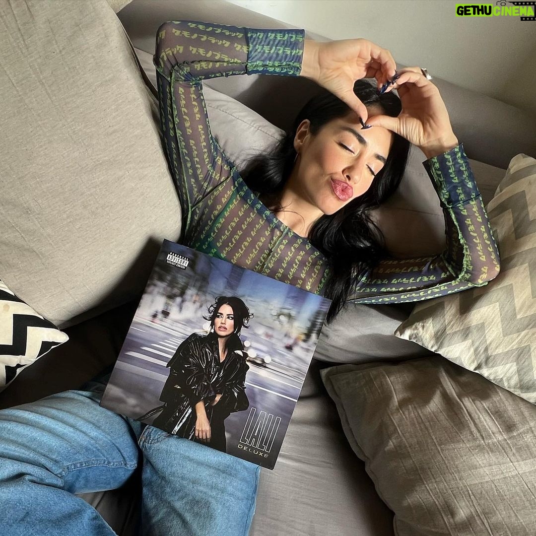 Lali Espósito Instagram - SALIOOOOOOOOOO EL VINILO de #LALIDELUXE con dos canciones inéditas "Baum Baum" y "Corazón Perdido" 🤍 Ya lo pueden conseguir, Amores! La alegria es TOTAL🥹♥️🇦🇷💿🎵🔥 Esta es una de las piezas que más me emociona haber hecho! Es para ustedes! Regalito antes de la navidad 😏