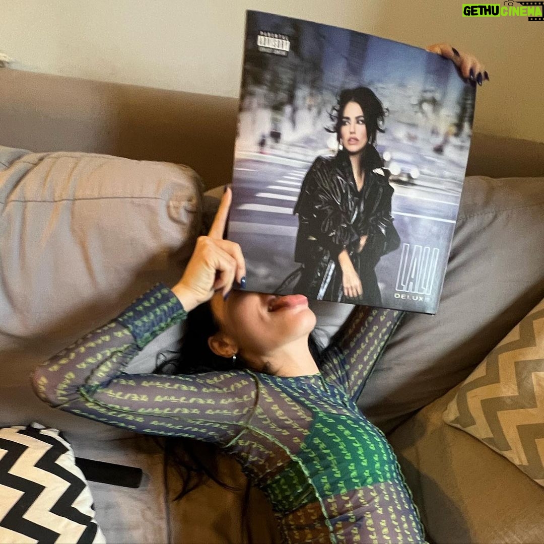 Lali Espósito Instagram - SALIOOOOOOOOOO EL VINILO de #LALIDELUXE con dos canciones inéditas "Baum Baum" y "Corazón Perdido" 🤍 Ya lo pueden conseguir, Amores! La alegria es TOTAL🥹♥️🇦🇷💿🎵🔥 Esta es una de las piezas que más me emociona haber hecho! Es para ustedes! Regalito antes de la navidad 😏