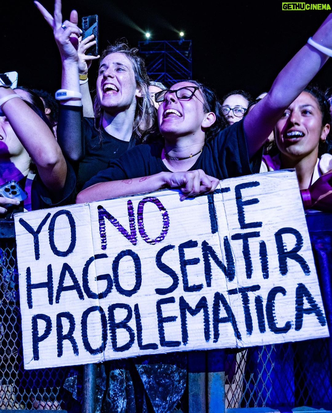 Lali Espósito Instagram - En mi cuarto una Rave Con Four to the floor...