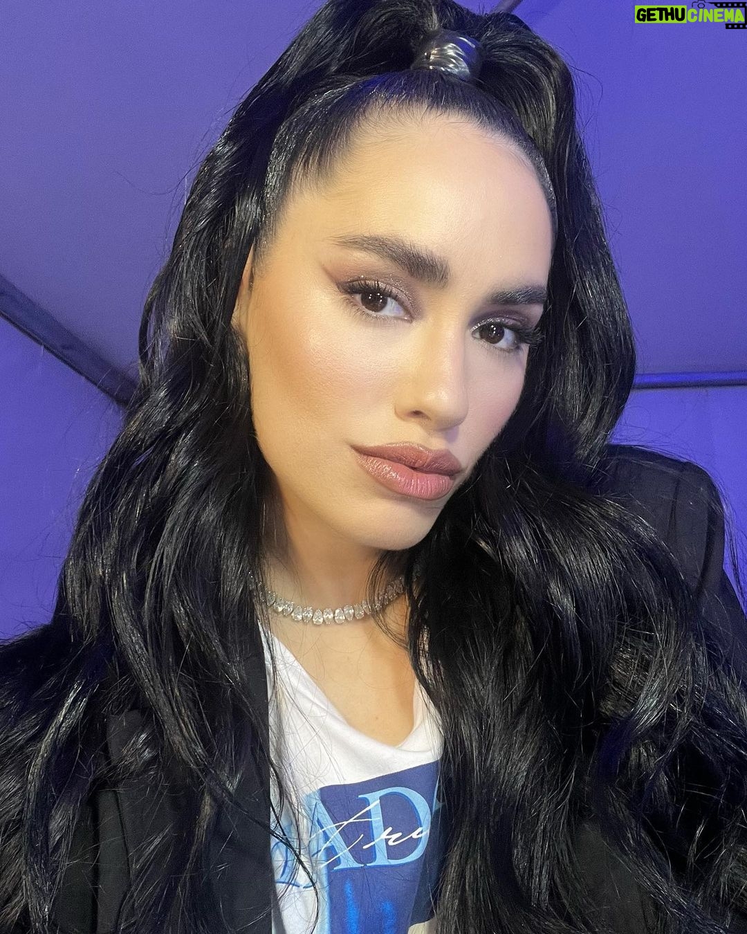 Lali Espósito Instagram - En mi cuarto una Rave Con Four to the floor...