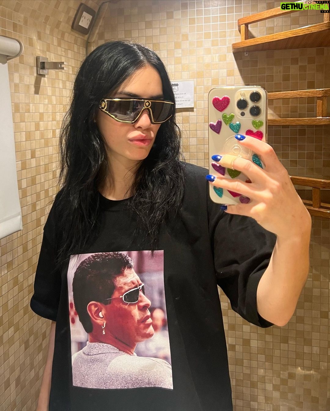 Lali Espósito Instagram - En mi cuarto una Rave Con Four to the floor...