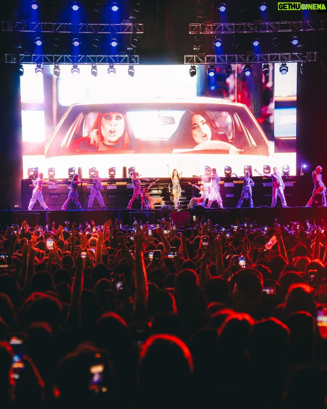 Lali Espósito Instagram - Solo algunas imágenes de ayer....♥️ Veo las fotos los videos y aún me cuesta dimensionar lo mágico que es estar en un escenario! Fumenme ! Estoy sensible! Fue el último del añooooooooo!!!! 🥹♥️