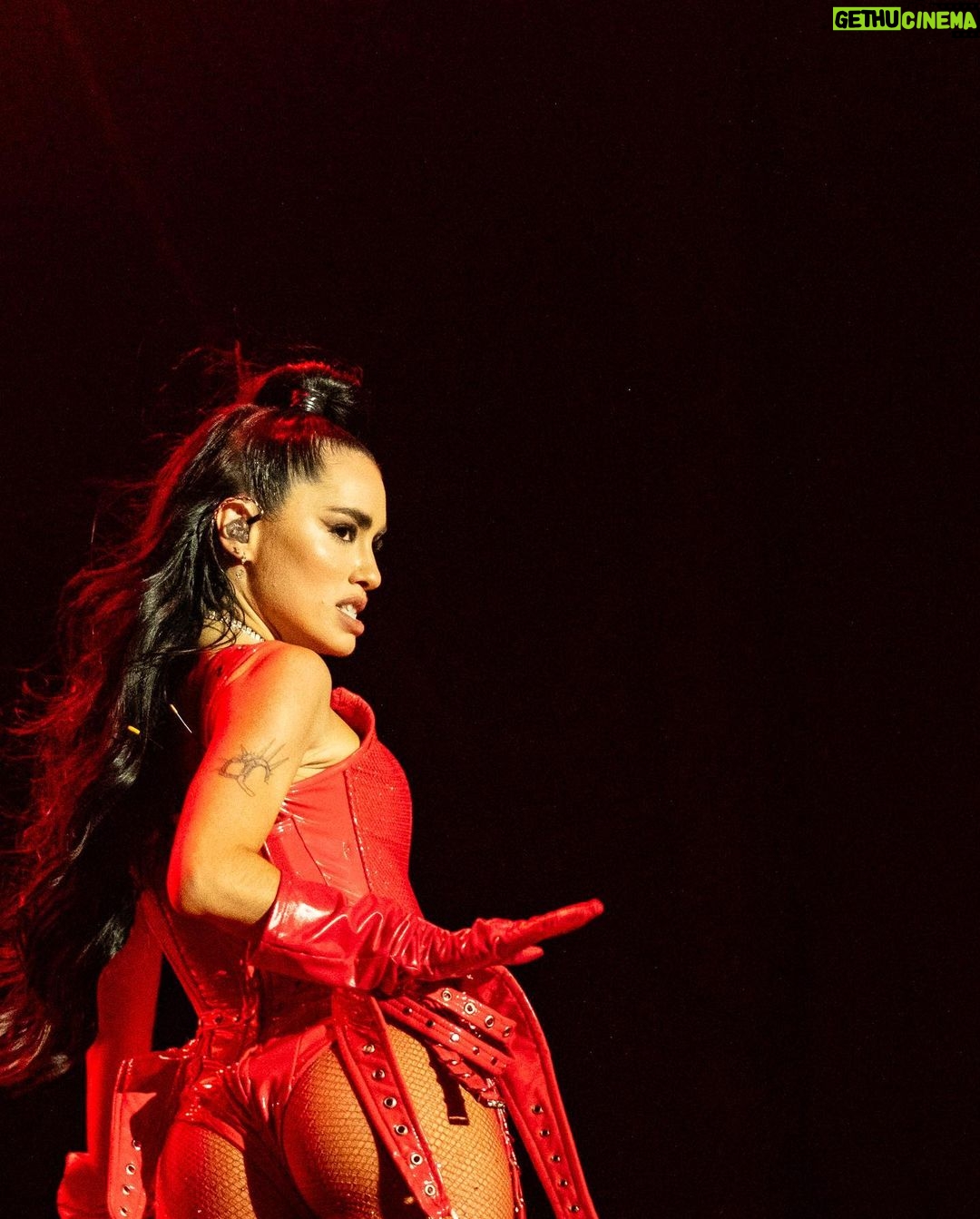 Lali Espósito Instagram - Solo algunas imágenes de ayer....♥️ Veo las fotos los videos y aún me cuesta dimensionar lo mágico que es estar en un escenario! Fumenme ! Estoy sensible! Fue el último del añooooooooo!!!! 🥹♥️