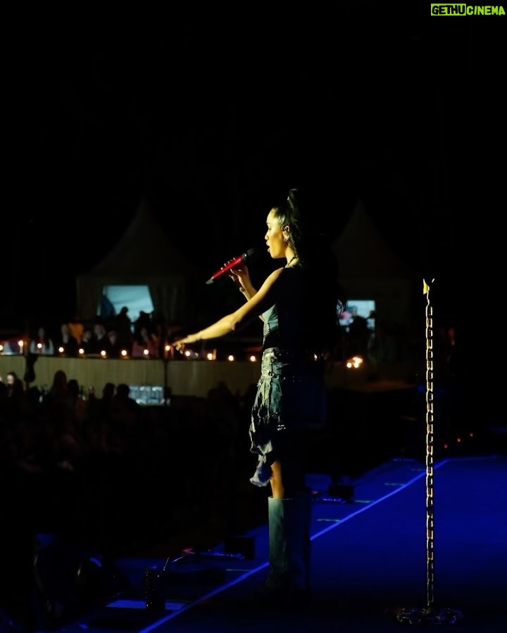 Lali Espósito Instagram - Solo algunas imágenes de ayer....♥️ Veo las fotos los videos y aún me cuesta dimensionar lo mágico que es estar en un escenario! Fumenme ! Estoy sensible! Fue el último del añooooooooo!!!! 🥹♥️