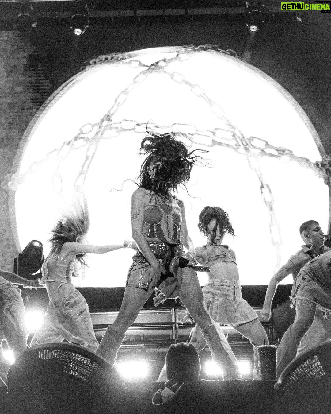 Lali Espósito Instagram - Solo algunas imágenes de ayer....♥️ Veo las fotos los videos y aún me cuesta dimensionar lo mágico que es estar en un escenario! Fumenme ! Estoy sensible! Fue el último del añooooooooo!!!! 🥹♥️