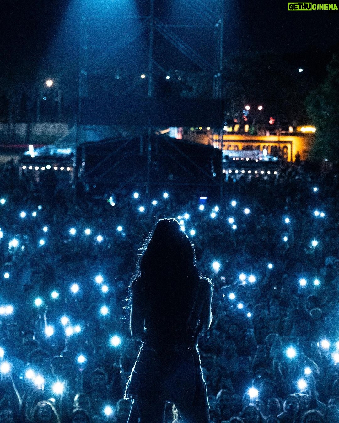 Lali Espósito Instagram - Solo algunas imágenes de ayer....♥️ Veo las fotos los videos y aún me cuesta dimensionar lo mágico que es estar en un escenario! Fumenme ! Estoy sensible! Fue el último del añooooooooo!!!! 🥹♥️