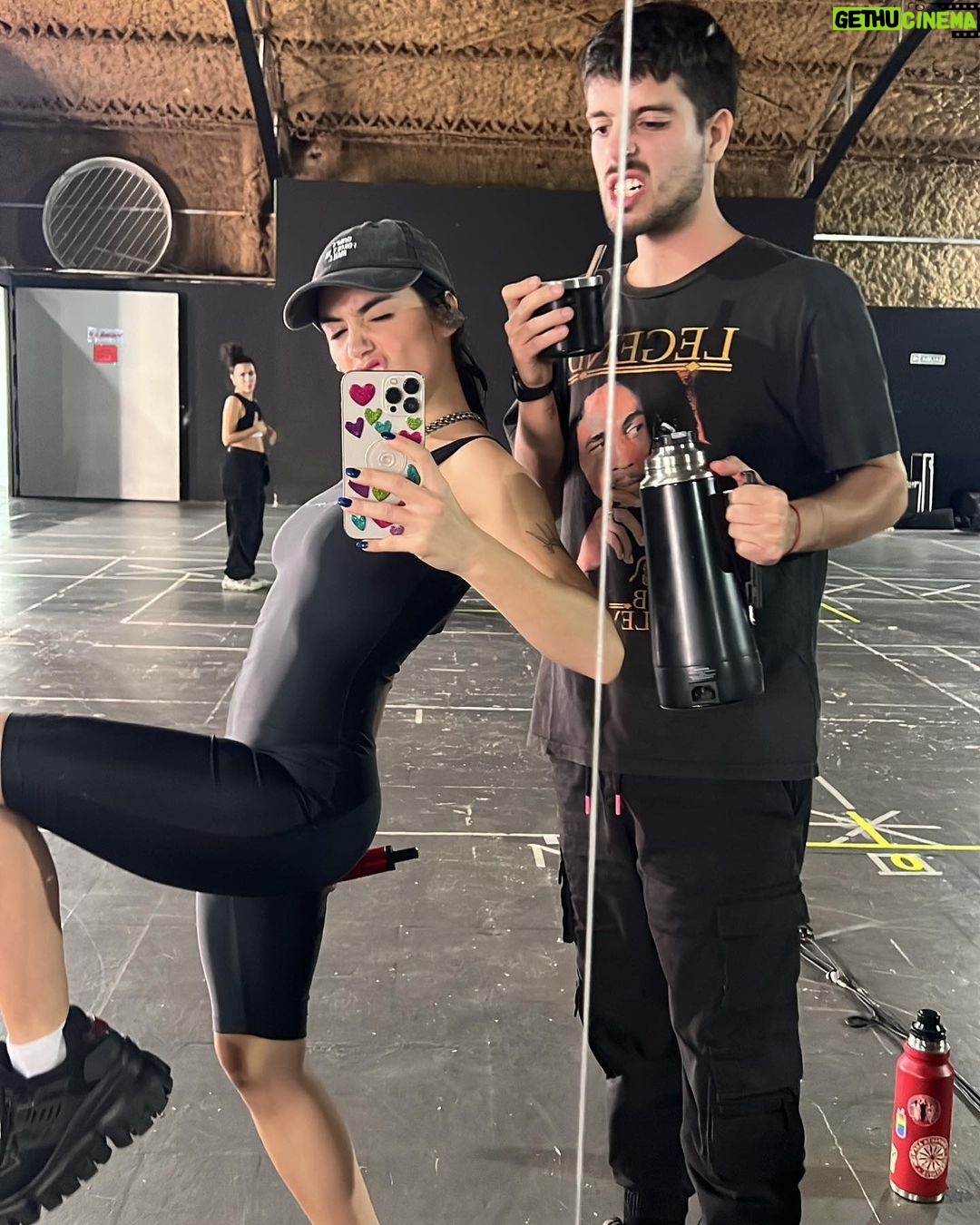 Lali Esp贸sito Instagram - Entre rodajes, ensayos , bailes y maternidad gatuna馃