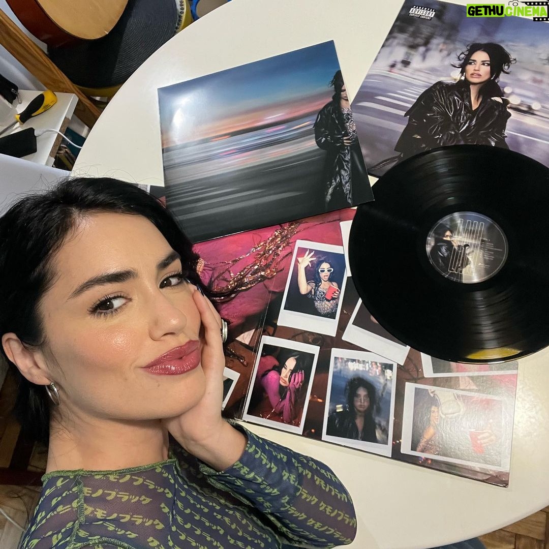 Lali Espósito Instagram - SALIOOOOOOOOOO EL VINILO de #LALIDELUXE con dos canciones inéditas "Baum Baum" y "Corazón Perdido" 🤍 Ya lo pueden conseguir, Amores! La alegria es TOTAL🥹♥️🇦🇷💿🎵🔥 Esta es una de las piezas que más me emociona haber hecho! Es para ustedes! Regalito antes de la navidad 😏