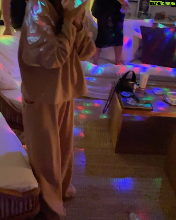 Lali Espósito Instagram - 🤍Backstage de un rodaje musical hermoso que pronto podré mostrarles 🤍El momento en el que me dan de sorpresa a Villano el día de mi cumple 🤍Retratando lo bellos que estábamos esa noche con mi amigo hermoso Santi 🤍Lo mismo que la foto 1 jijiji 🤍Con una cara de dormida interesante yendo a rodar El Fin del Amor 2! 🤍Mi gatito 🤍Porque siempre postre 🤍Yo con mi gatito en cenital (perdón la intensidad es que Mirenlooooo) 🤍Ejerciendo la democracia Argentina Te Amo! 🤍La polenta de mi mamita Besooooos para todos! 💋