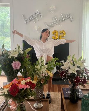 Lali Espósito Instagram - Quiero agradecer toooodo el amor que estoy recibiendo hoy y TODOS los días🥰

Desde muy muy muy niña que siento el cariño y la empatía de muchossss conmigo y con lo que hago! Me siento poderosa y enérgica pero también aprendiendo a ser vulnerable y a ir más hacia adentro... así son los treintis no? 
Estoy rodeada de amor sincero Amor del bueno! GRACIAS 
💖💖💖💖💖💖💖💖💖💖

Les dejo estas fotitos mías, de mi hijo gatito Villano y de la más importante de todas que es mi mamita que me dio la life!
Besos y amor para todxs !